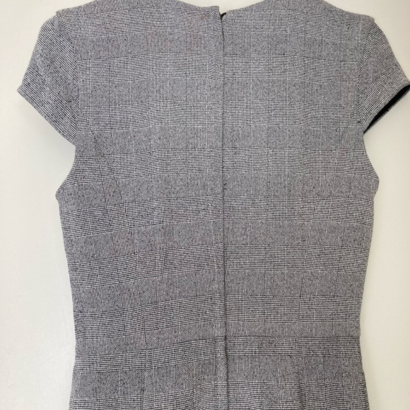 NWT fdress in woven fabric. Cap sleeves, and seam at waist. … - Picture 11 of 14